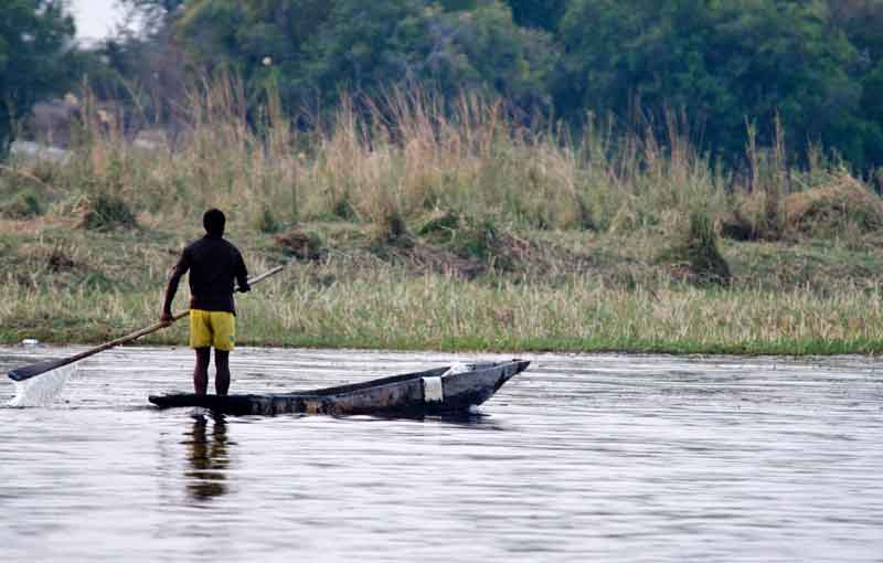 17 - Botswana - parque nacional de Chobe - rio Chobe - pescador